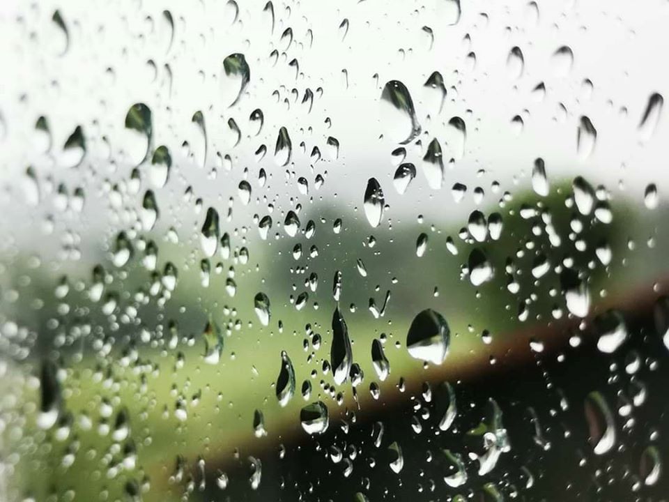 Krople deszczu pisane na szybie... Fot. KAROLINA SZOTA