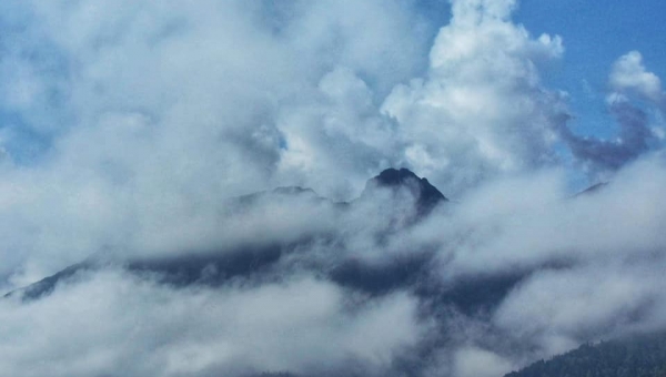 Za chmurami zdumiewające góry... fot. Gabrysia Cisoń